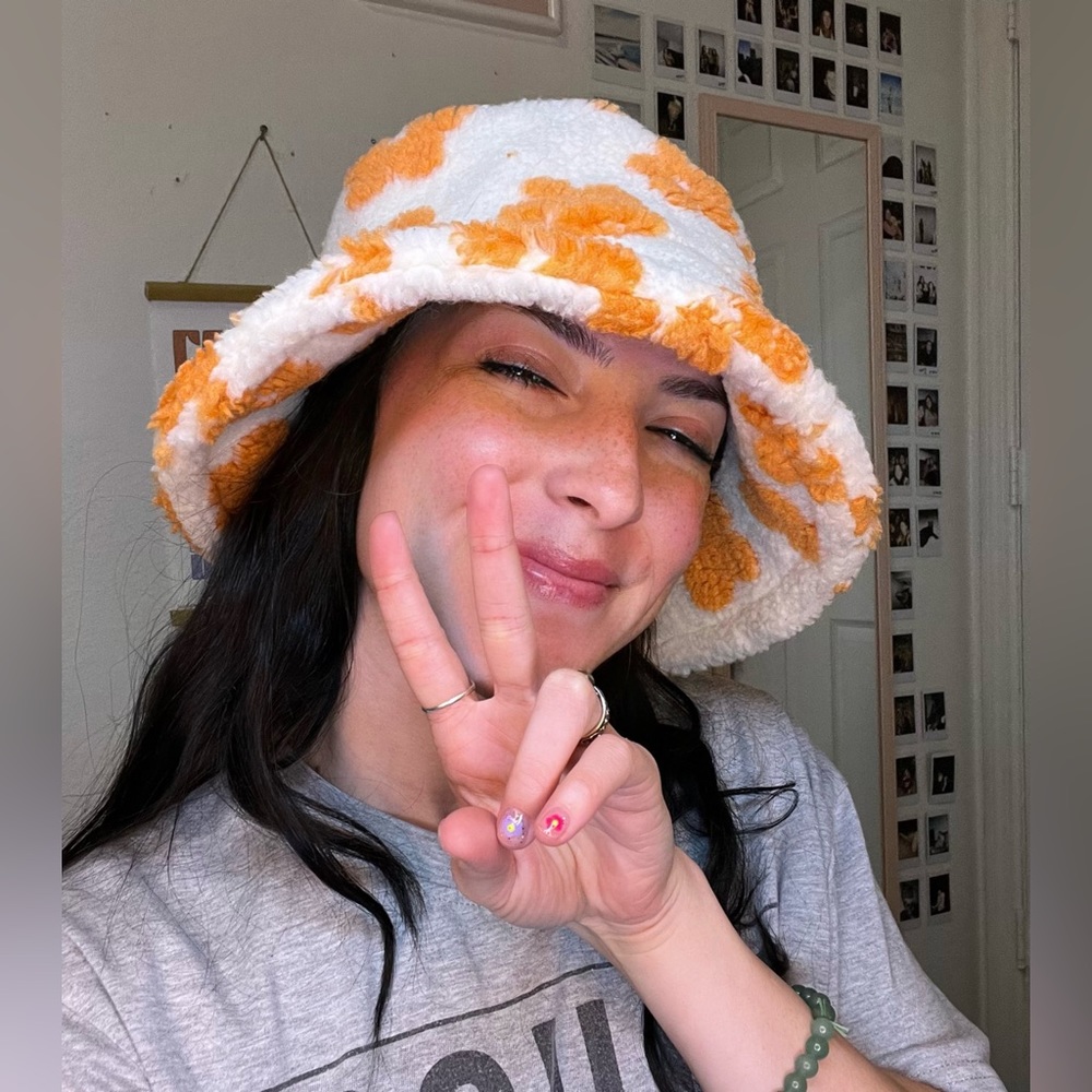 🧡Fuzzy Y2K floral bucket hat with adjustable tie 🧡